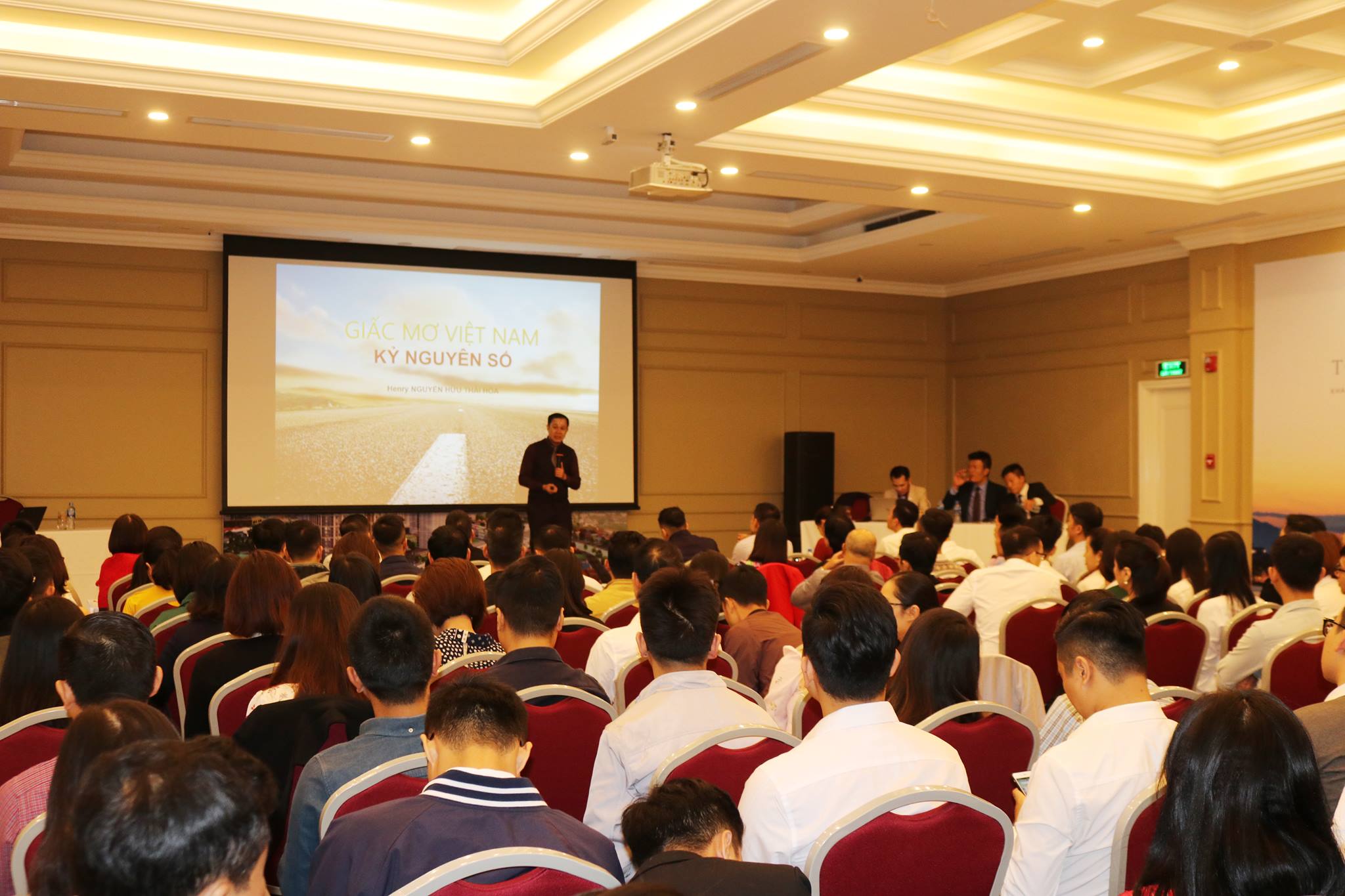 Chiến lược gia Nguyễn Hữu Thái Hòa dành thời gian quý báu tới chia sẻ tại workshop Nhà môi giới BĐS thế hệ mới - Realtor 4.0 tại trụ sở VIREX