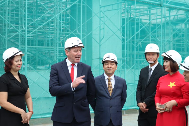 Bryan Robson hào hứng trò chuyện tại công trường dự án King Palace