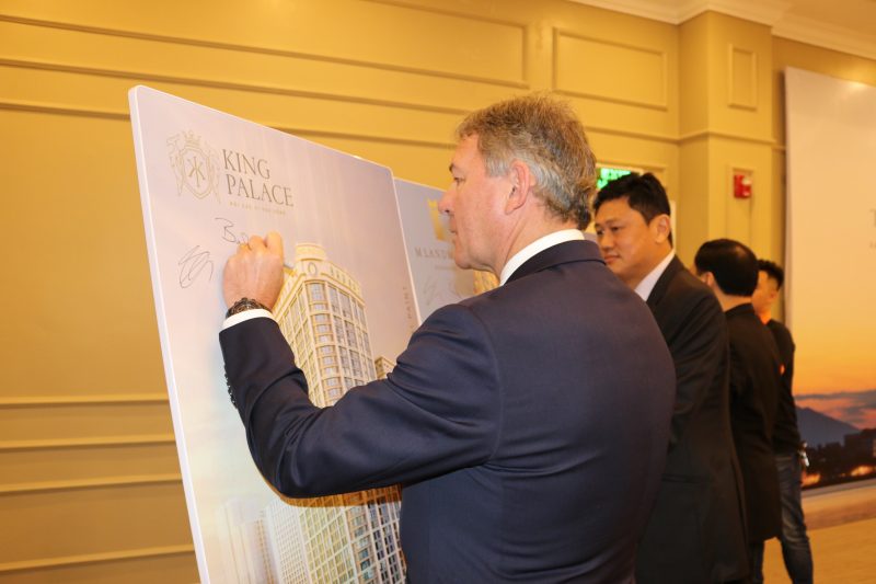 Bryan Robson ký lưu niệm lên hình ảnh dự án King Palace trong lễ ký kết tại trụ sở Virex - 33A Bà Triệu, Hà Nội