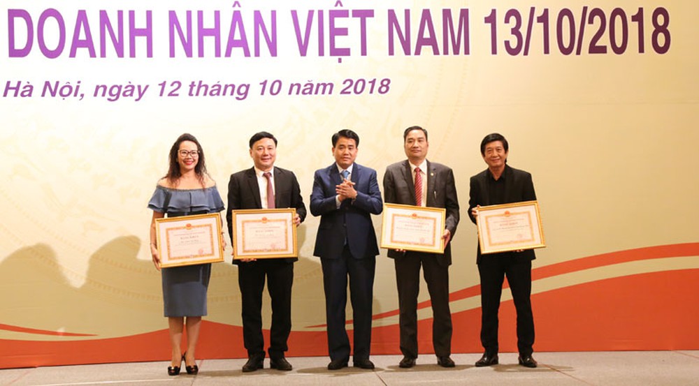 Chủ tịch Tập đoàn Alphanam Nguyễn Tuấn Hải (thứ 2 từ trái sang) vinh dự nhận bằng khen doanh nhân tiêu biểu, do Chủ tịch TP Hà Nội trao tặng 