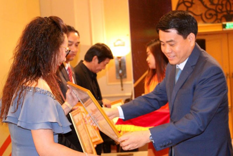 Chủ tịch TP Hà Nội Nguyễn Đức Chung trao bằng khen cho các tập thể, cá nhân có đóng góp tiêu biểu cho sự phát triển của Thủ đô và đất nước