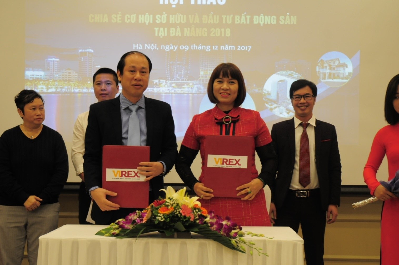 Ký kết thỏa thuận hợp tác giữa bà Lê Thị Lan Anh, Tổng Giám đốc Công ty Virex và ông Nguyễn Minh Tuấn, Phó Chủ tịch CLB Bất động sản Hà Nội/ Hiệp hội BĐS Việt Nam, Chủ tịch HĐQT Vietbuilding.