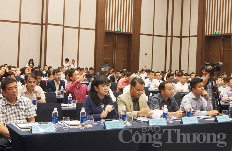 Các đại biểu trao đổi về các giải pháp phát triển bền vững bất động sản khu vực miền Trung