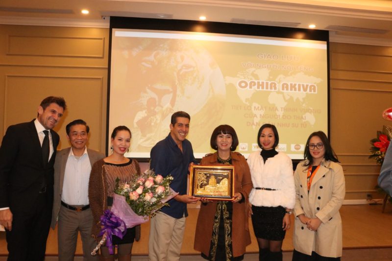 Bà Lê Thị Lan Anh, TGĐ Công ty CP VIREX,, thay mặt đơn vị tổ chức và tài trợ tặng quà tri ân cho Diễn giả OPhir Akiva