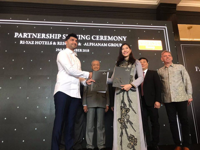 Bà Nguyễn Ngọc Mỹ - thành viên HĐQT Alphanam Group (bên phải), cùng đại diện Ri-Yaz Hotels & Resorts –Dato Seri Shaheen Shah tại Lễ ký thỏa thuận hợp tác