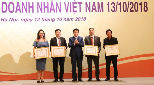 Chủ tịch Tập đoàn Alphanam Nguyễn Tuấn Hải (thứ 2 từ trái sang) vinh dự nhận bằng khen doanh nhân tiêu biểu, do Chủ tịch TP Hà Nội trao tặng