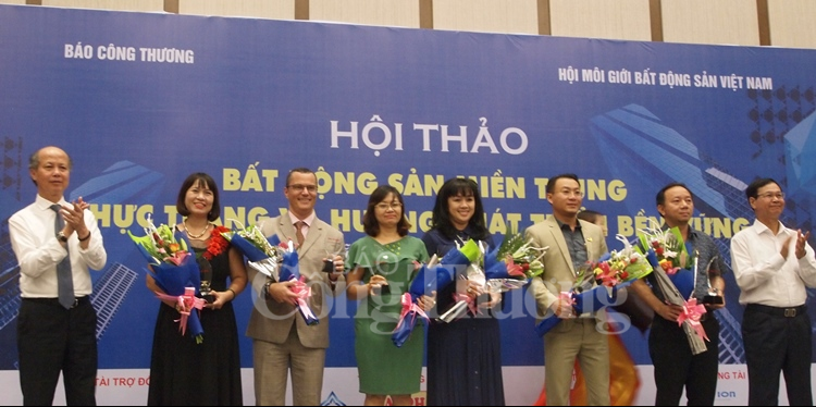 Bà Lê Thị Lan Anh - TGĐ Công ty CP Virex và các nhà tài trợ nhận hoa từ Ban tổ chức