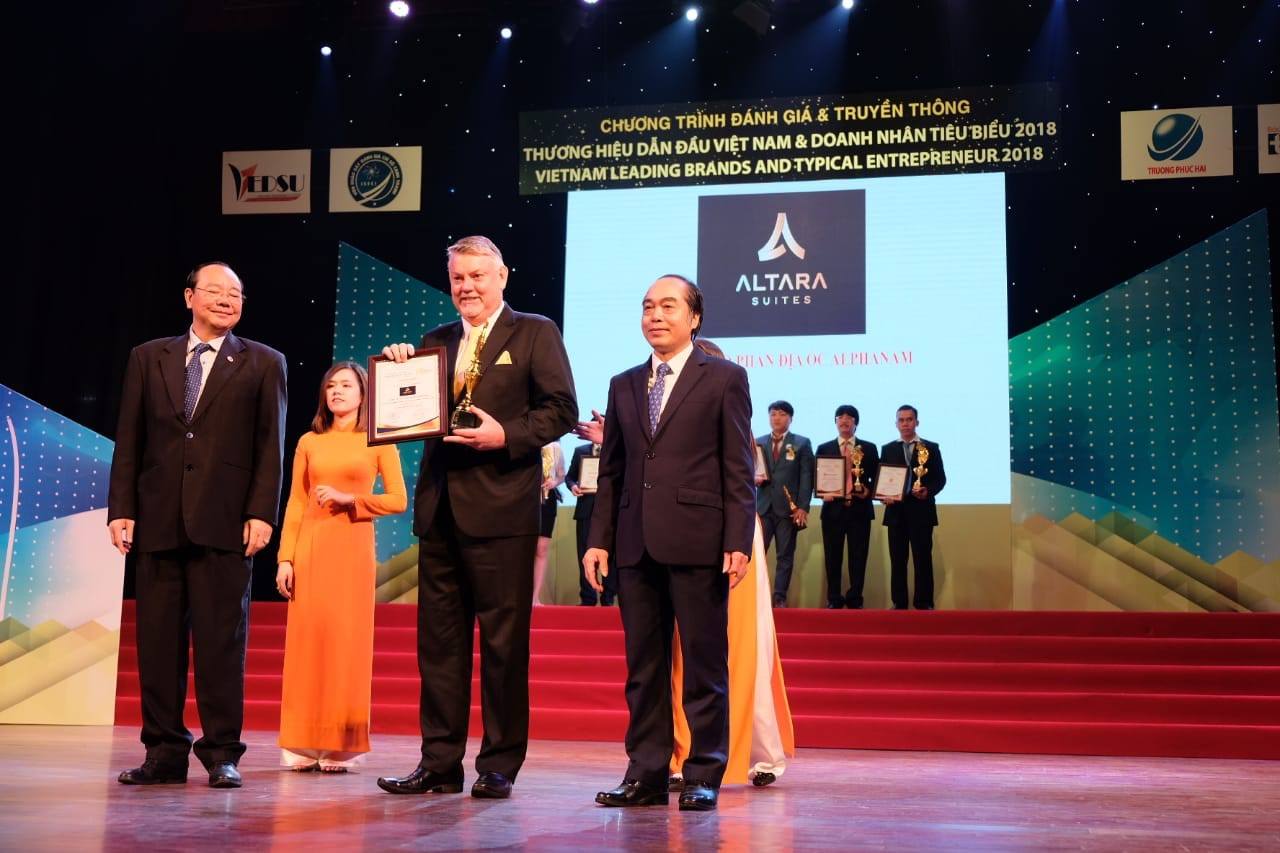 Ông Gary Warnock - Giám đốc điều hành, đại diện khách sạn Altara Suites nhận giải "Top 10 thương hiệu dẫn đầu Việt Nam 2018"